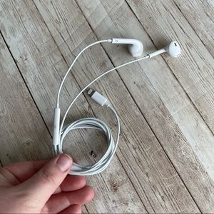 APPLE EARPODS WITH LIGHTNING CONNECTOR WHITE